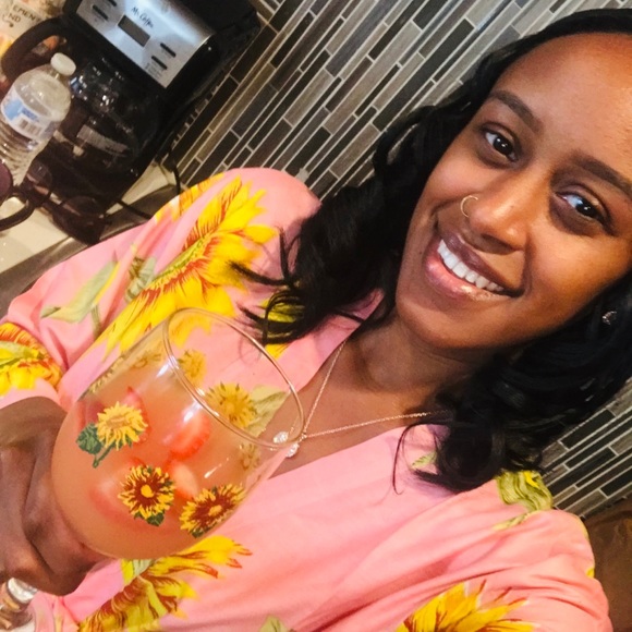 Mariah Posher here!!! Happy shopping 🛍💗 - Picture 2 of 3